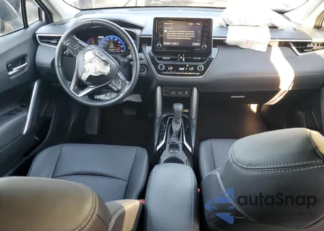 2022 Toyota Corolla Cross Xle z USA, uszkodzony, nr VIN 7MUDAAAG5NV013353